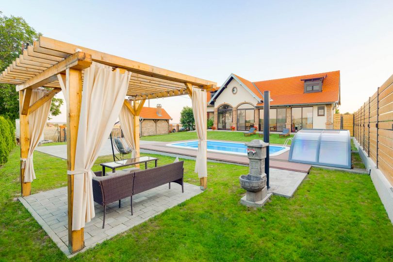 Villa Zora, Karanac